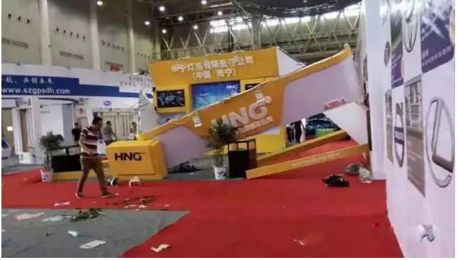 上海新国际博览中心展台倒塌，展台安全不容忽视！